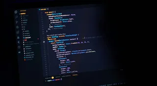 Praca przy kodzie na ekranie komputera